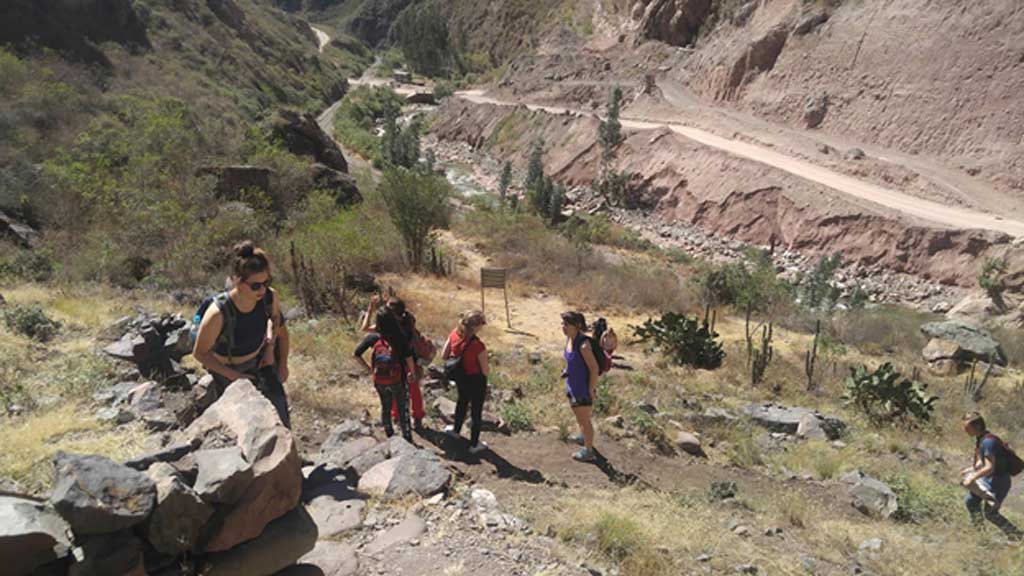 Teachers-Day-Out-Hiking-in-Sacred-Valley