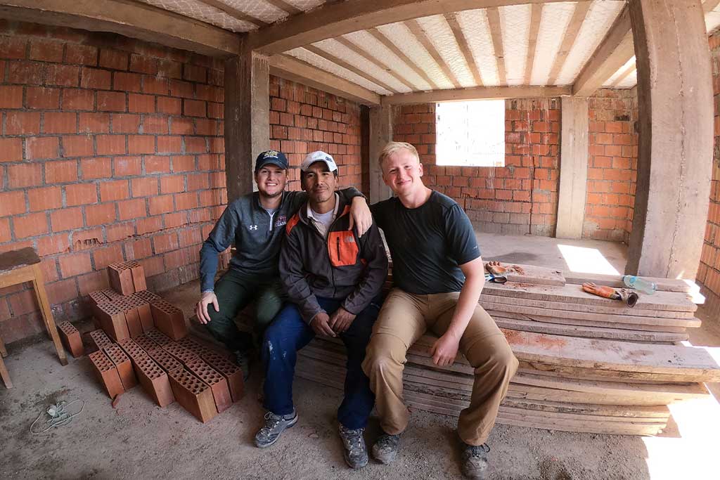 Volunteer-building-schools-in-peru