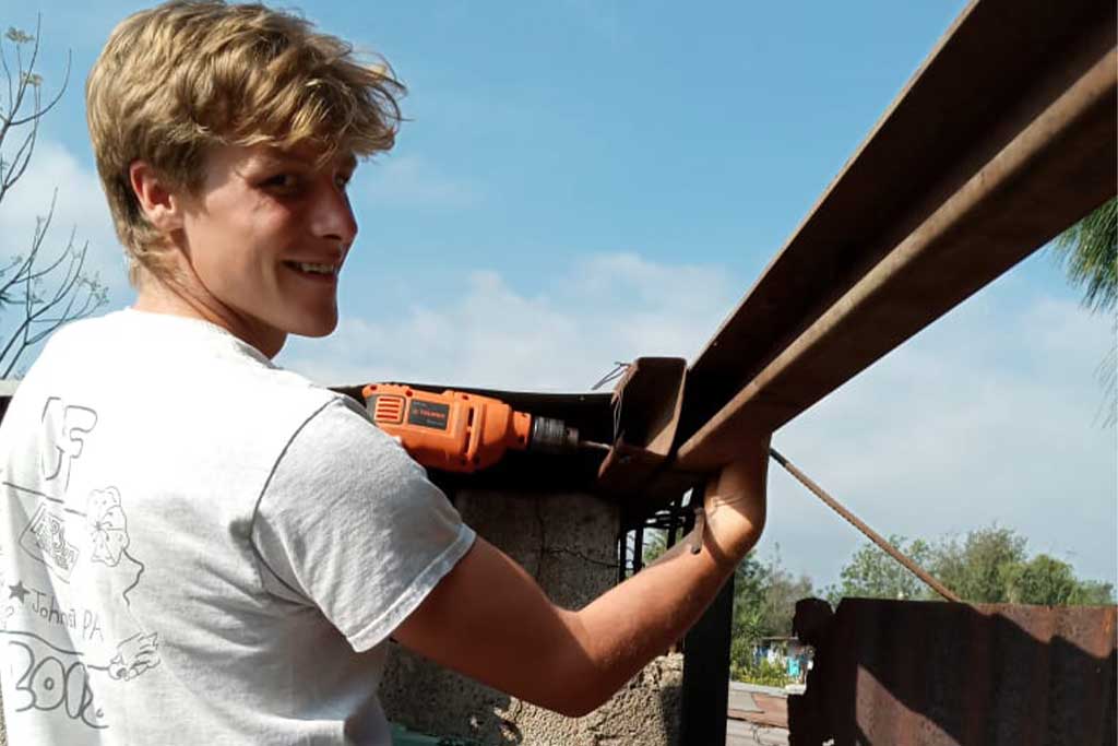 Volunteer-in-Construction-in-Guatemala