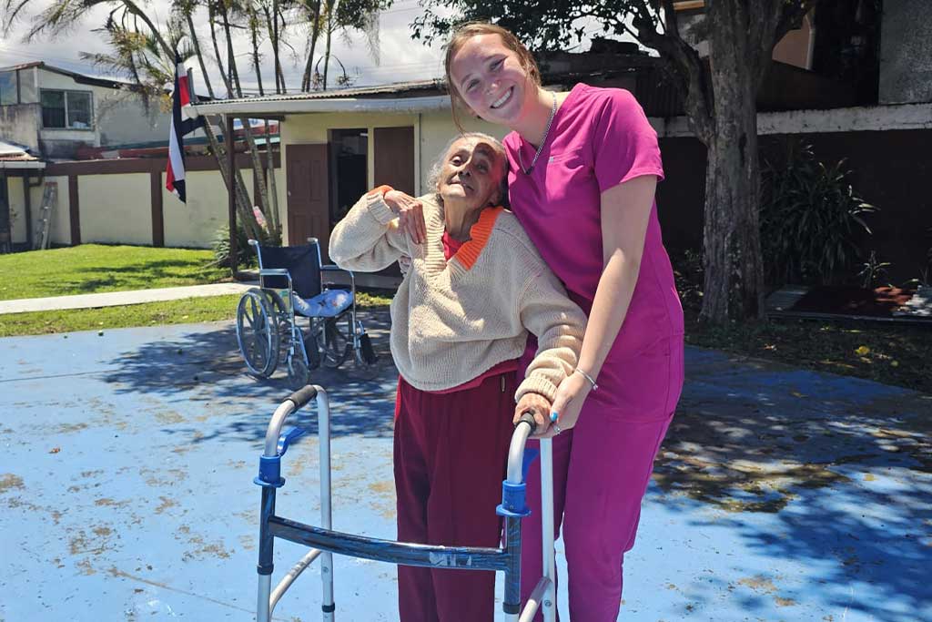 Volunteering-at-an-Eldercare-Facility