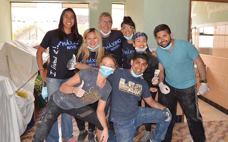 friends-volunteer-abroad-construction friends-volunteer-abroad-construction