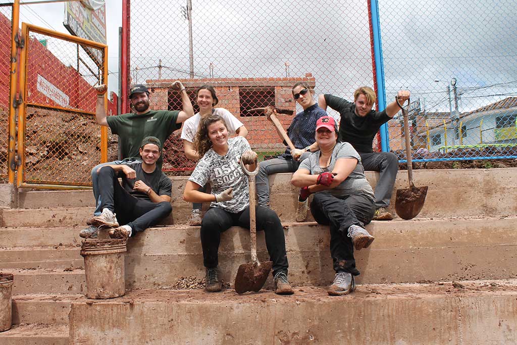 volunteer-in-construction-peru-cusco