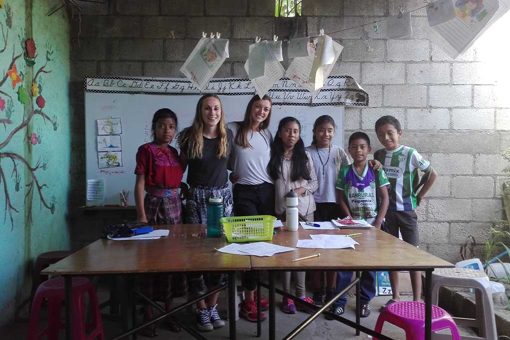 volunteer-teaching-antigua-guatemala