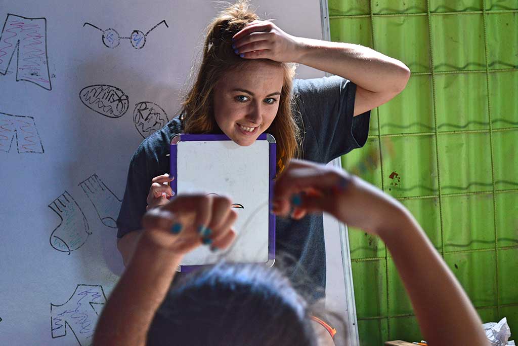 volunteer-teaching-english-to-children-in-costa-rica