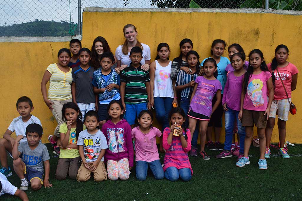 volunteer-with-kids-guatemala