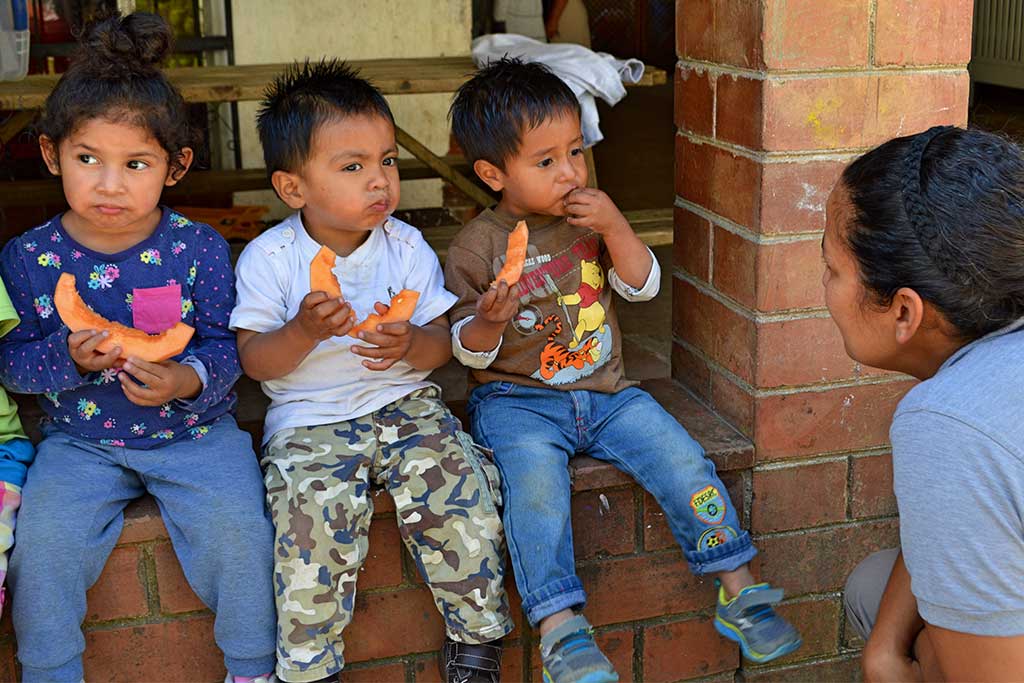 volunteer-working-with-kids-guatemala